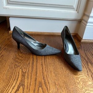 Bandolino- kitten heel w/pointy toe / Color: gray Herringbone / size: 8